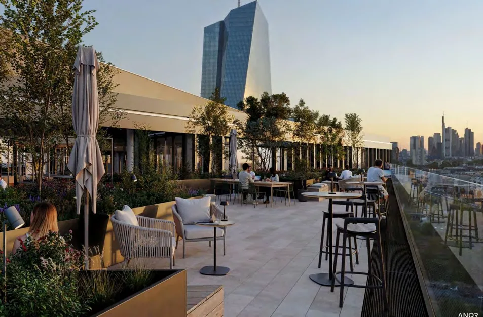 Dachterrasse mit Blick auf die Frankfurter Skyline am Abend